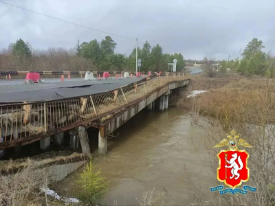 Река Утка подмыла мост: в Первоуральском районе ограничили движение