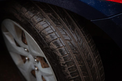 Автоэксперт Ладушкин напомнил о рисках езды на зимней резине в теплую погоду