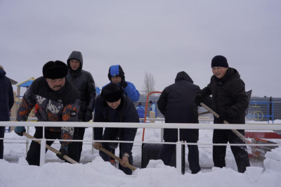 Челлендж по уборке снега «100 мектеп — 1000 әке» запустили в Астане