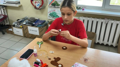 &laquo;Вкладываю всю силу&raquo;: юная активистка из Нижнекамска шьет чебурашек для бойцов СВО