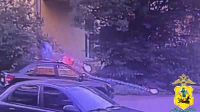 На видео попало, как мужчина выстрелил из пистолета в лицо случайному прохожему 15/07/2026 &ndash; Новости