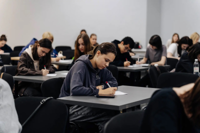 Азат Кадыйров Казанда &laquo;Россия - минем тарих&raquo; тарихи паркы мәйданчыгында &laquo;Тоталь диктант&raquo; укыды