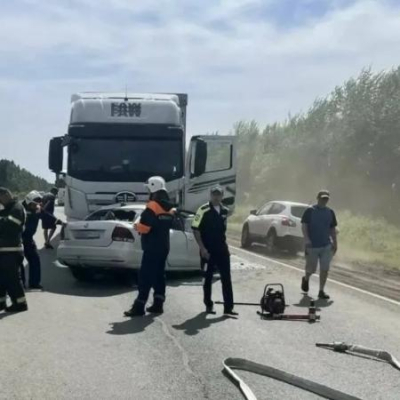 В Апастовском районе водитель иномарки погиб в столкновении с грузовиком