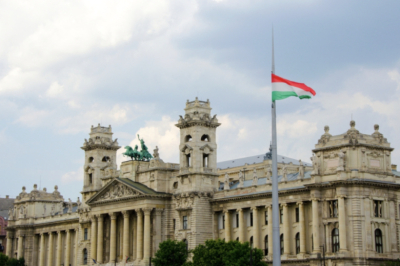 Выборы в Венгрии: шансы Орбана, вмешательство ЕС, последствия для России