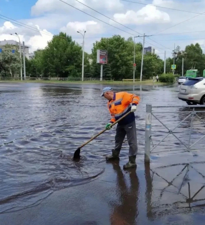 После мощного ливня дорожники устраняют подтопления на улицах Казани