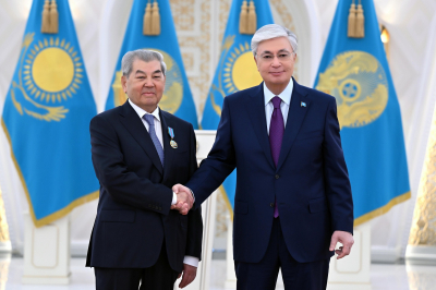Юбилей с почётом: Токаев вручил орден «Отан» Куанышу Султанову