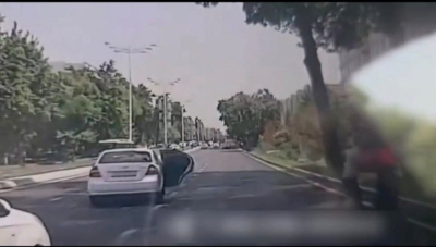 Девушка выпрыгнула из движущегося автомобиля