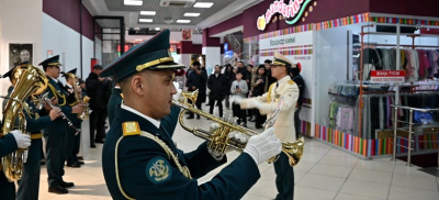 Семейде әскери оркестр нәзік жандыларды құттықтады