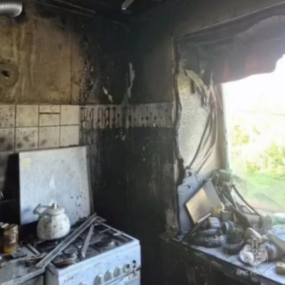 В Зеленодольске спасатели вывели из горящего дома троих человек