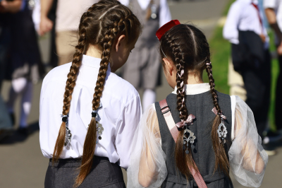 Юрист опроверг запрет на введение маникюра для школьниц