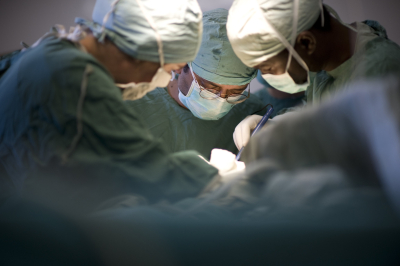 В Китае врачи спасли младенца после травм от игл