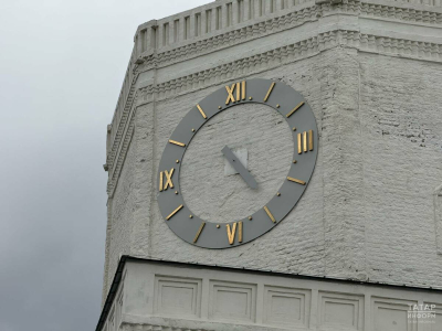 На Спасской башне Казанского Кремля ветер сорвал стрелку часов