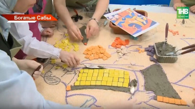 Школьники из Богатых Сабов и московский художник создали четырехметровое панно по сказкам Тукая