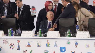 Эрдоган схватил Макрона за палец