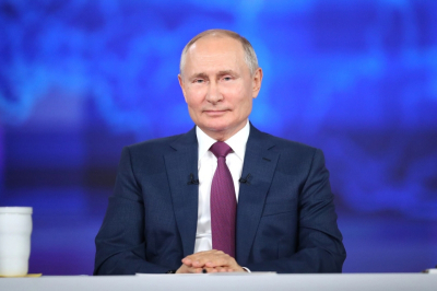 Путин поздравил молодоженов с Днем семьи, любви и верности