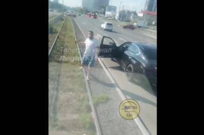 Полиция нашла водителя Infiniti, кидавшего камни в трамвай в Казани