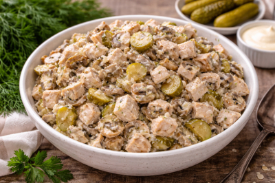 Варю окорочок и режу корнишоны: вкусный салат &laquo;Деревенский&raquo; &mdash; простой рецепт на праздник или на каждый день