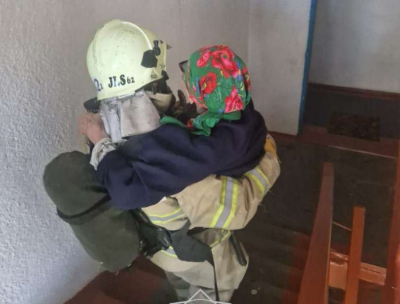 Пожар в Талдыкоргане: спасатели МЧС вынесли пожилую женщину на руках
