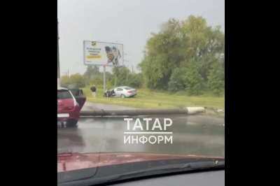 Опора ЛЭП с оборванными проводами перегородила дорогу после ДТП в Казани