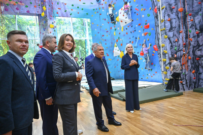 Минниханов посетил детский лагерь &laquo;Следопыт&raquo; и семейную школу в Челнах