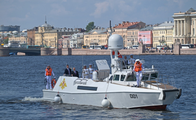 Путин в&nbsp;День ВМФ приехал в&nbsp;Петербург: &laquo;Корабельные комплексы наносят разящие удары по&nbsp;противнику&raquo;